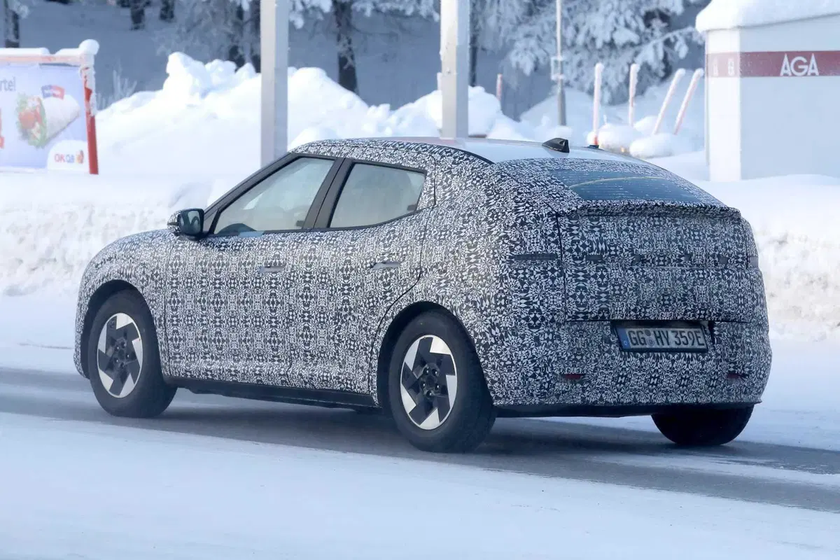 Hyundai: ecco le prime foto spia della nuova compatta Ioniq 3 (8)