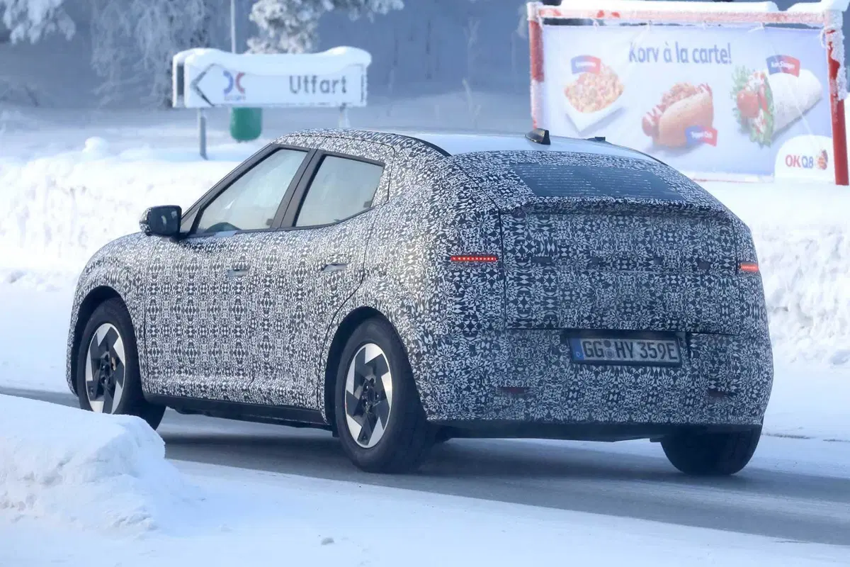 Hyundai: ecco le prime foto spia della nuova compatta Ioniq 3 (9)