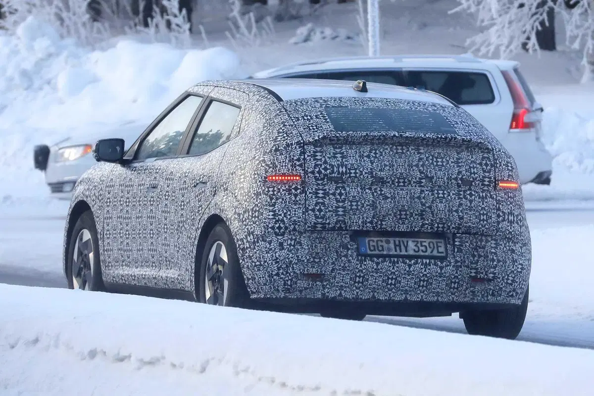 Hyundai: ecco le prime foto spia della nuova compatta Ioniq 3 (10)