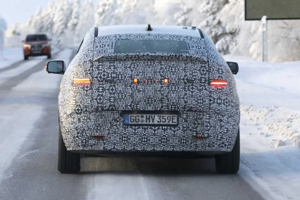 Hyundai: ecco le prime foto spia della nuova compatta Ioniq 3 (11)