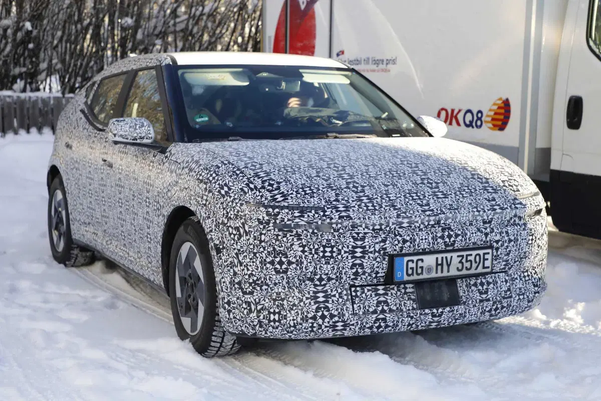 Hyundai: ecco le prime foto spia della nuova compatta Ioniq 3 (12)