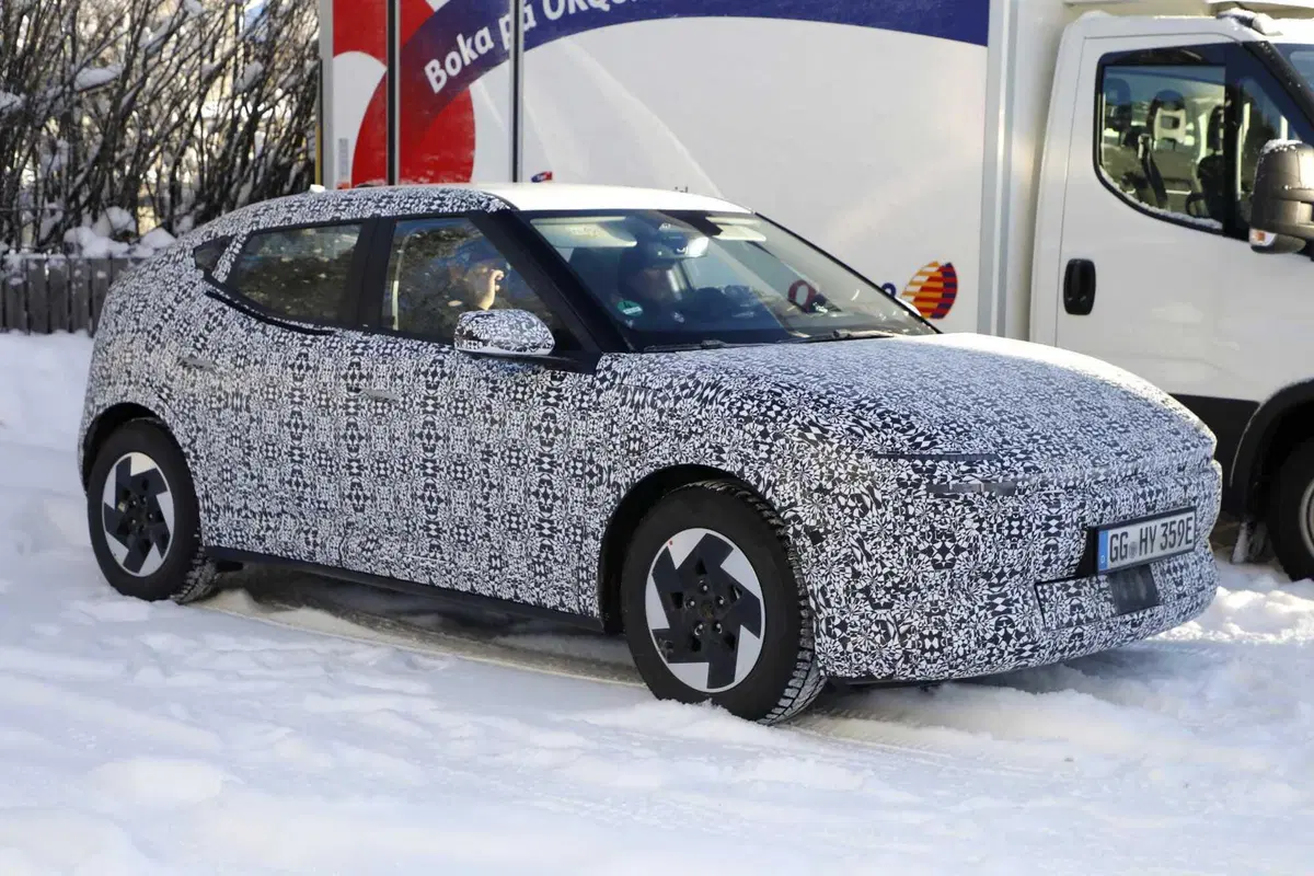 Hyundai: ecco le prime foto spia della nuova compatta Ioniq 3 (13)