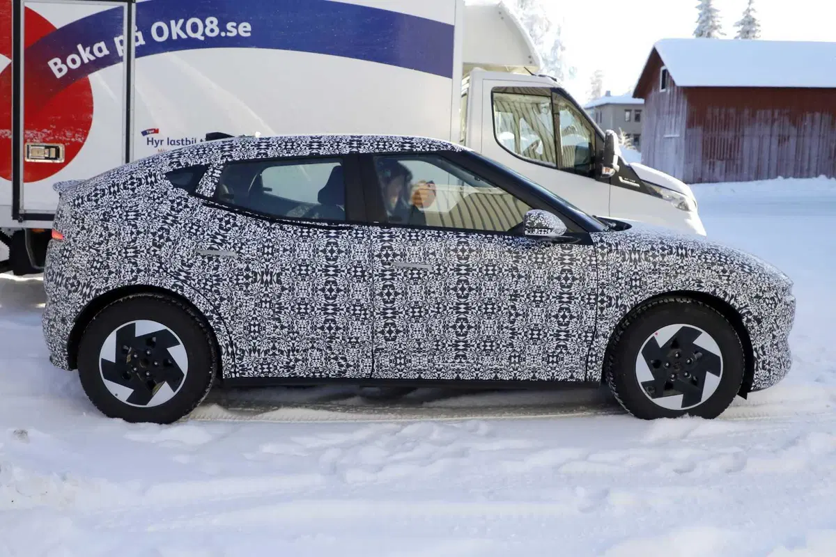 Hyundai: ecco le prime foto spia della nuova compatta Ioniq 3 (14)