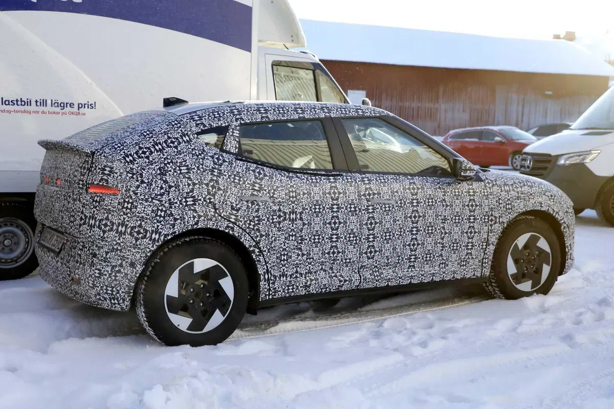 Hyundai: ecco le prime foto spia della nuova compatta Ioniq 3 (15)