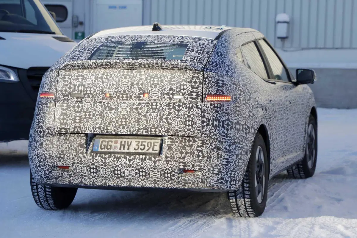 Hyundai: ecco le prime foto spia della nuova compatta Ioniq 3 (16)