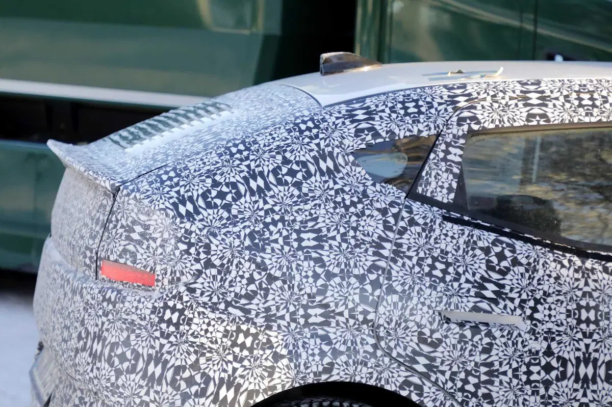 Hyundai: ecco le prime foto spia della nuova compatta Ioniq 3 (18)
