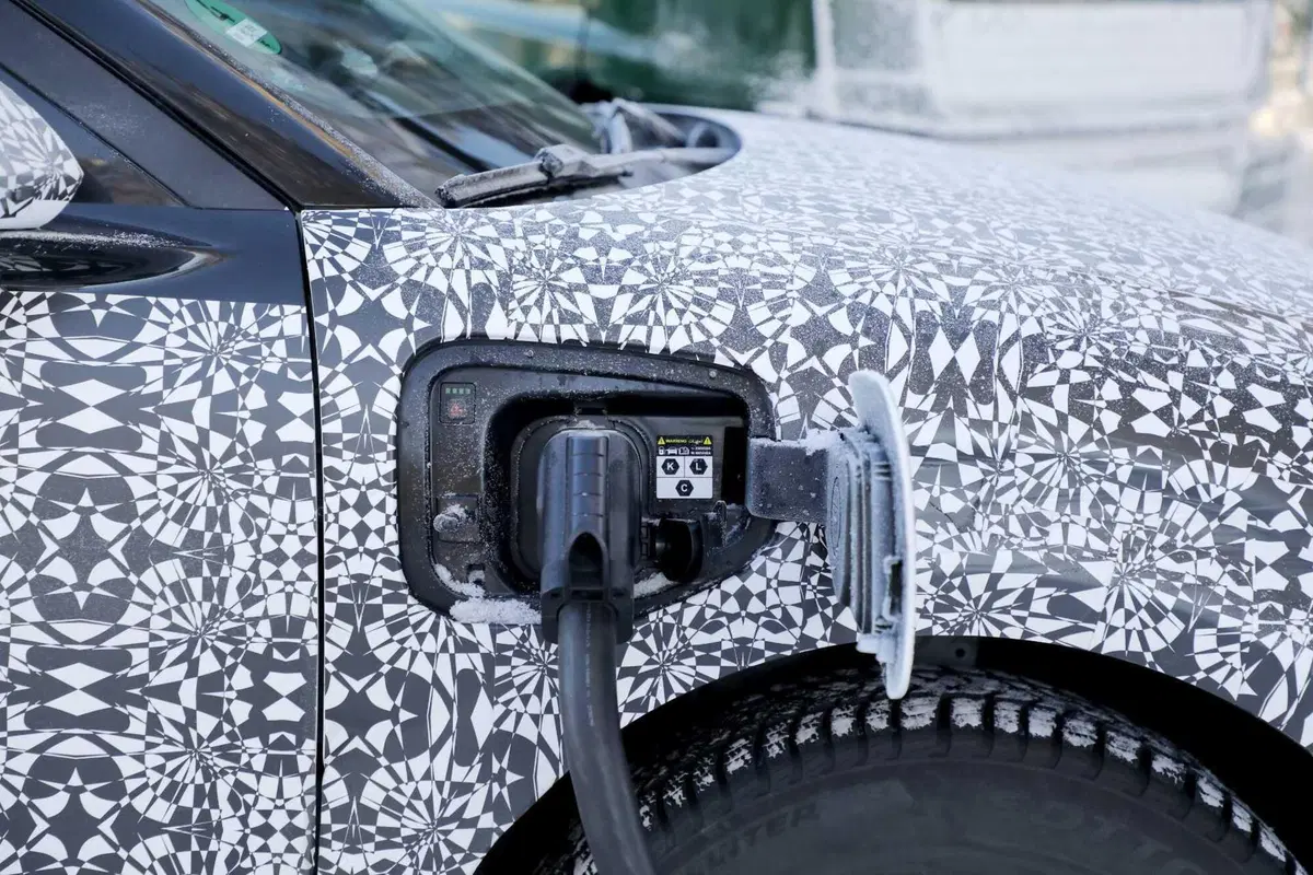 Hyundai: ecco le prime foto spia della nuova compatta Ioniq 3 (19)