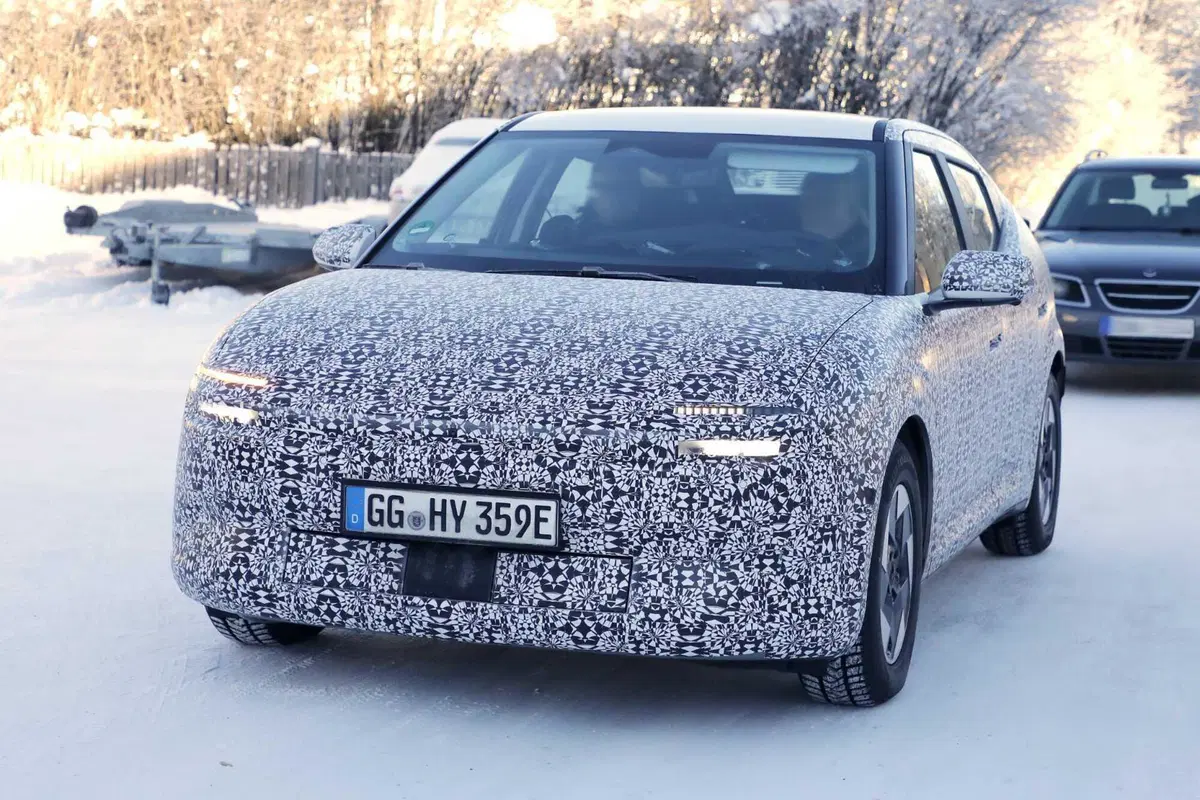 Hyundai: ecco le prime foto spia della nuova compatta Ioniq 3 (20)