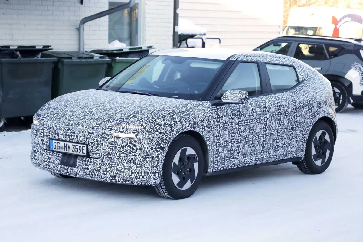 Hyundai: ecco le prime foto spia della nuova compatta Ioniq 3 (21)