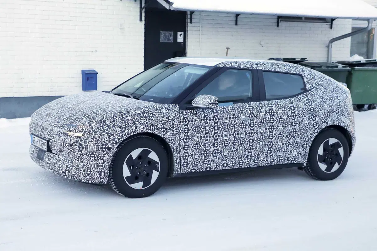 Hyundai: ecco le prime foto spia della nuova compatta Ioniq 3 (22)