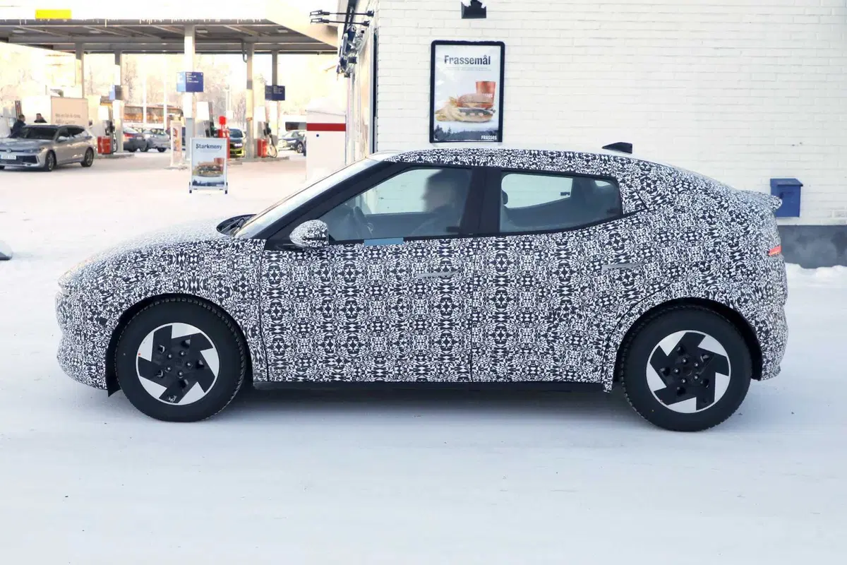 Hyundai: ecco le prime foto spia della nuova compatta Ioniq 3 (23)