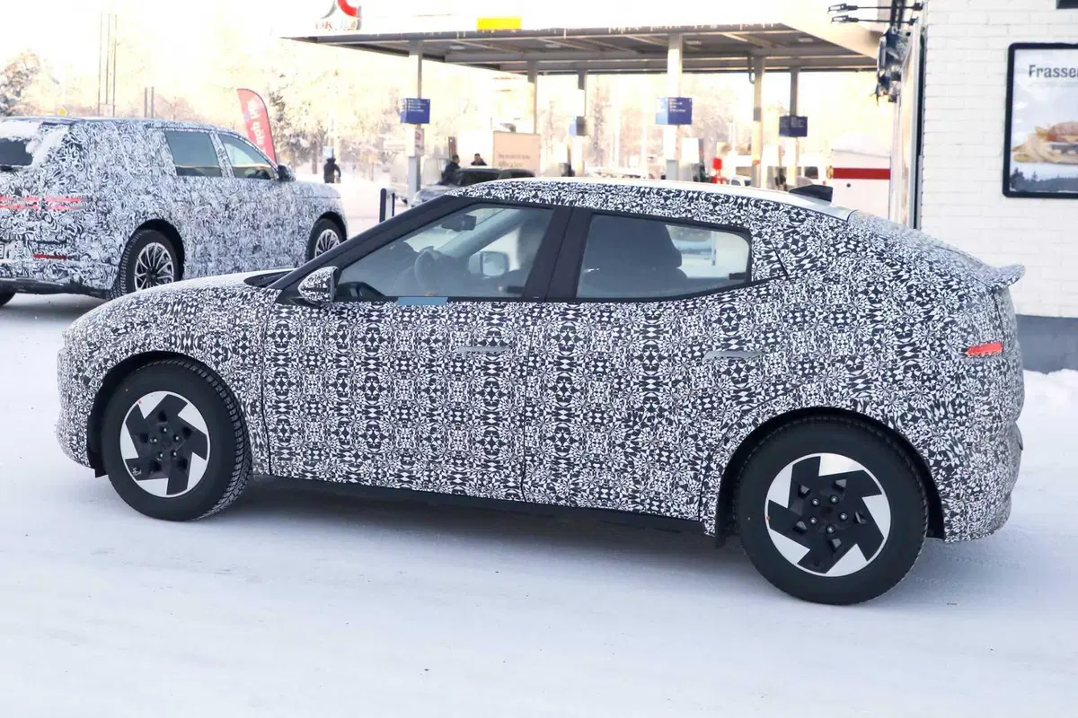 Hyundai: ecco le prime foto spia della nuova compatta Ioniq 3 (24)