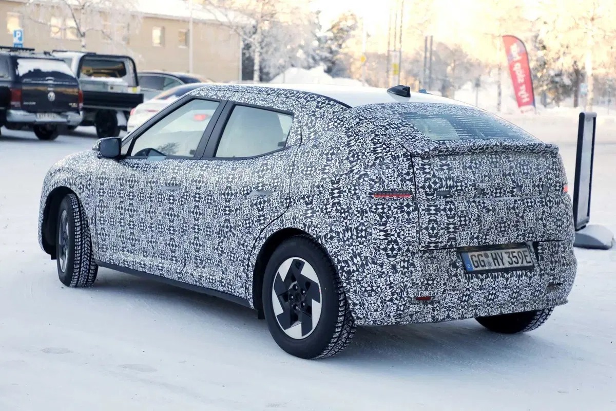 Hyundai: ecco le prime foto spia della nuova compatta Ioniq 3 (25)