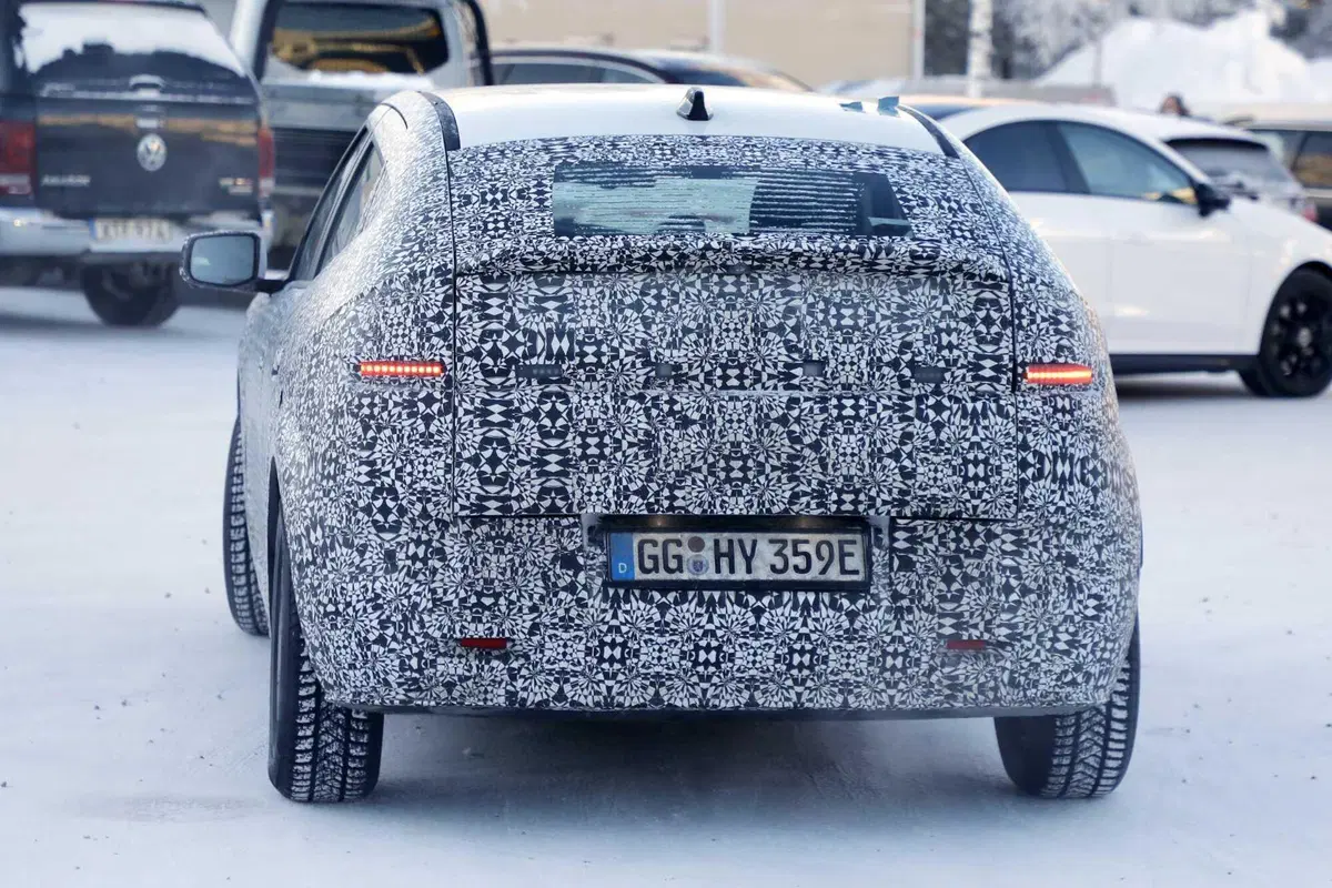 Hyundai: ecco le prime foto spia della nuova compatta Ioniq 3 (26)