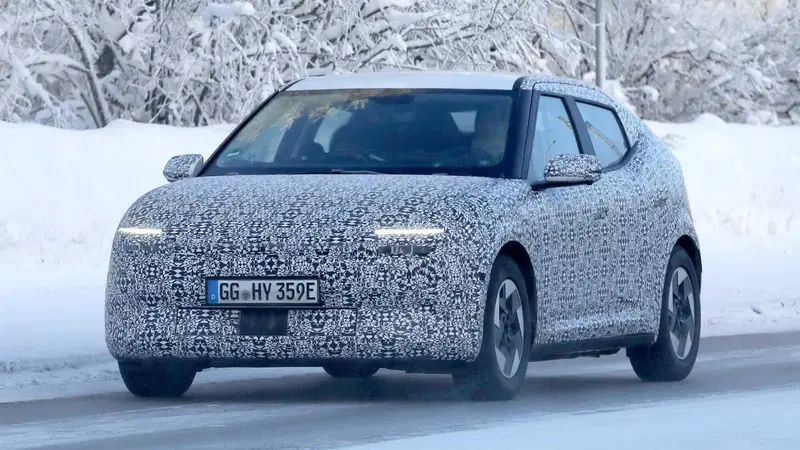 Hyundai: ecco le prime foto spia della nuova compatta Ioniq 3