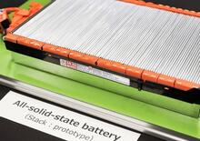 Toyota sempre più vicina alle batterie allo stato solido: fino a 1.000 km di autonomia e ricarica in 10 minuti