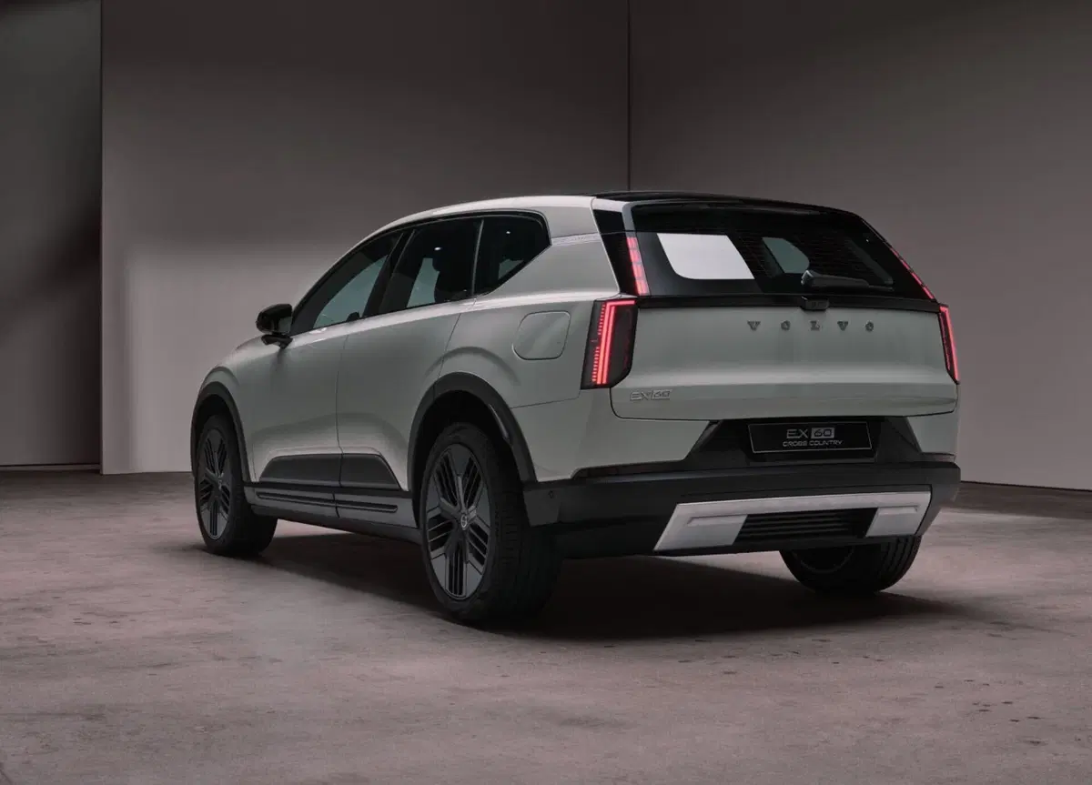 Volvo EX60: l'erede 100% a batteria della XC60 (8)