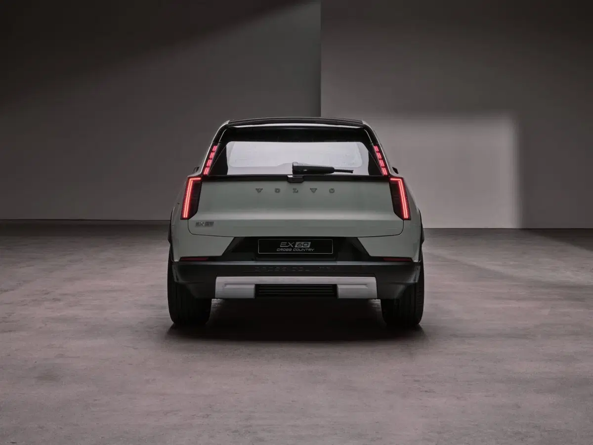 Volvo EX60: l'erede 100% a batteria della XC60 (9)