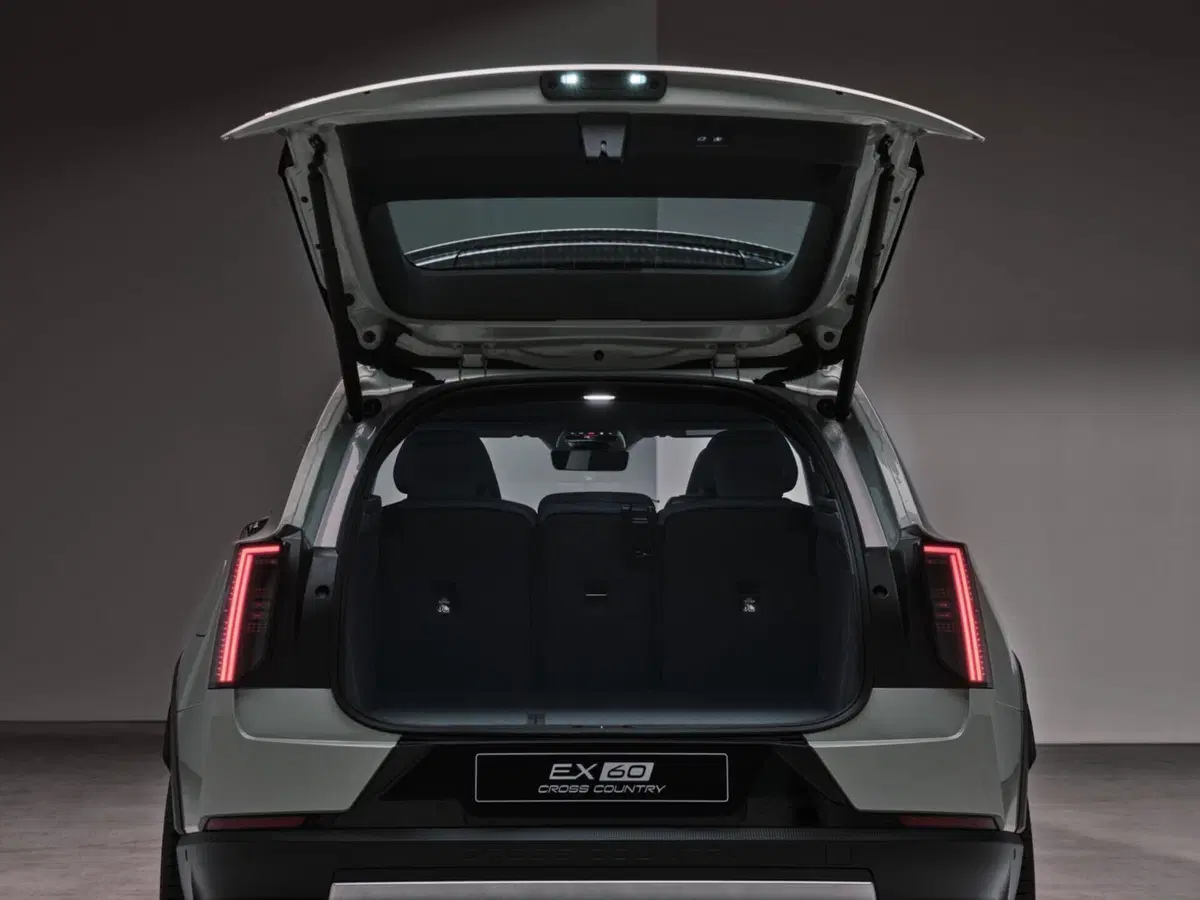 Volvo EX60: l'erede 100% a batteria della XC60 (10)