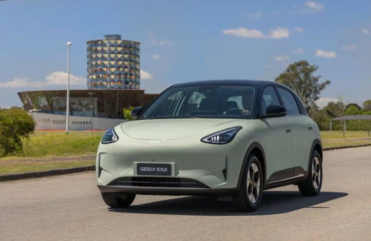 L’auto elettrica più venduta in Cina arriva in Europa a meno di 25.000 euro: ecco la Geely EX2