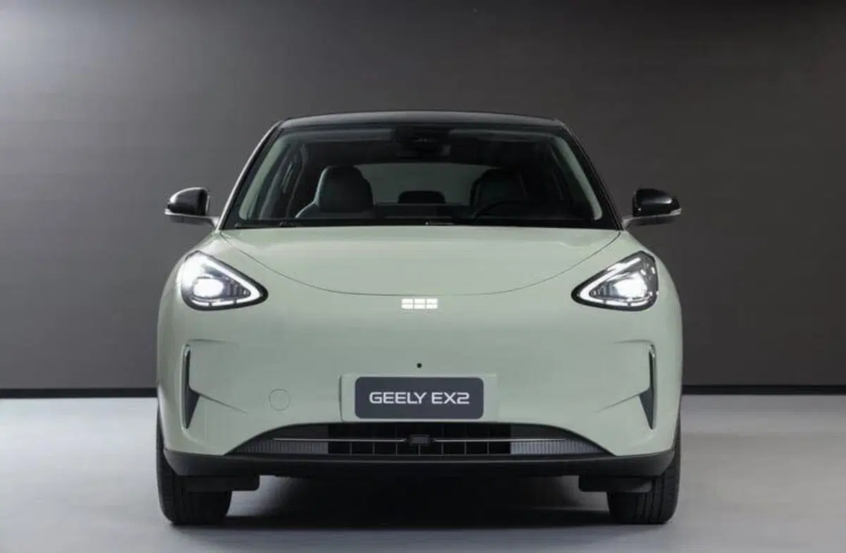 L’auto elettrica più venduta in Cina arriva in Europa a meno di 25.000 euro: ecco la Geely EX2 (3)