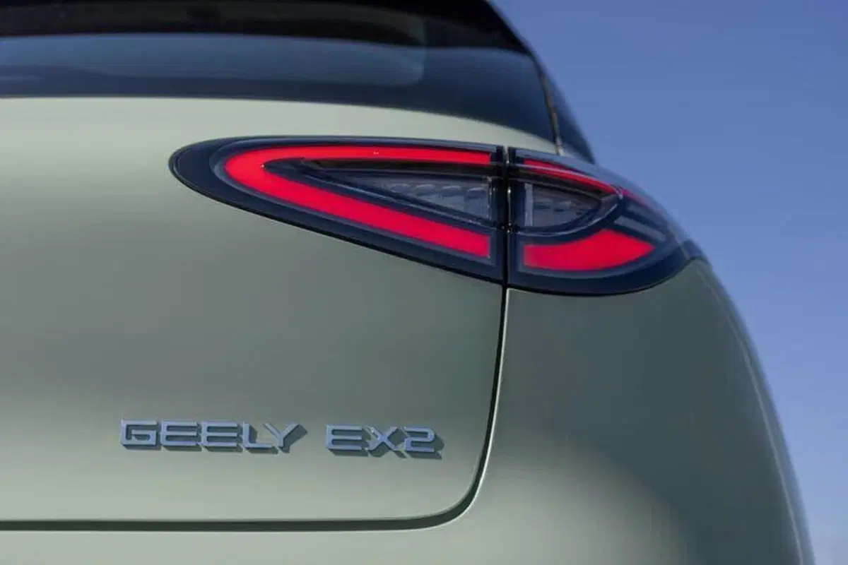 L’auto elettrica più venduta in Cina arriva in Europa a meno di 25.000 euro: ecco la Geely EX2 (8)