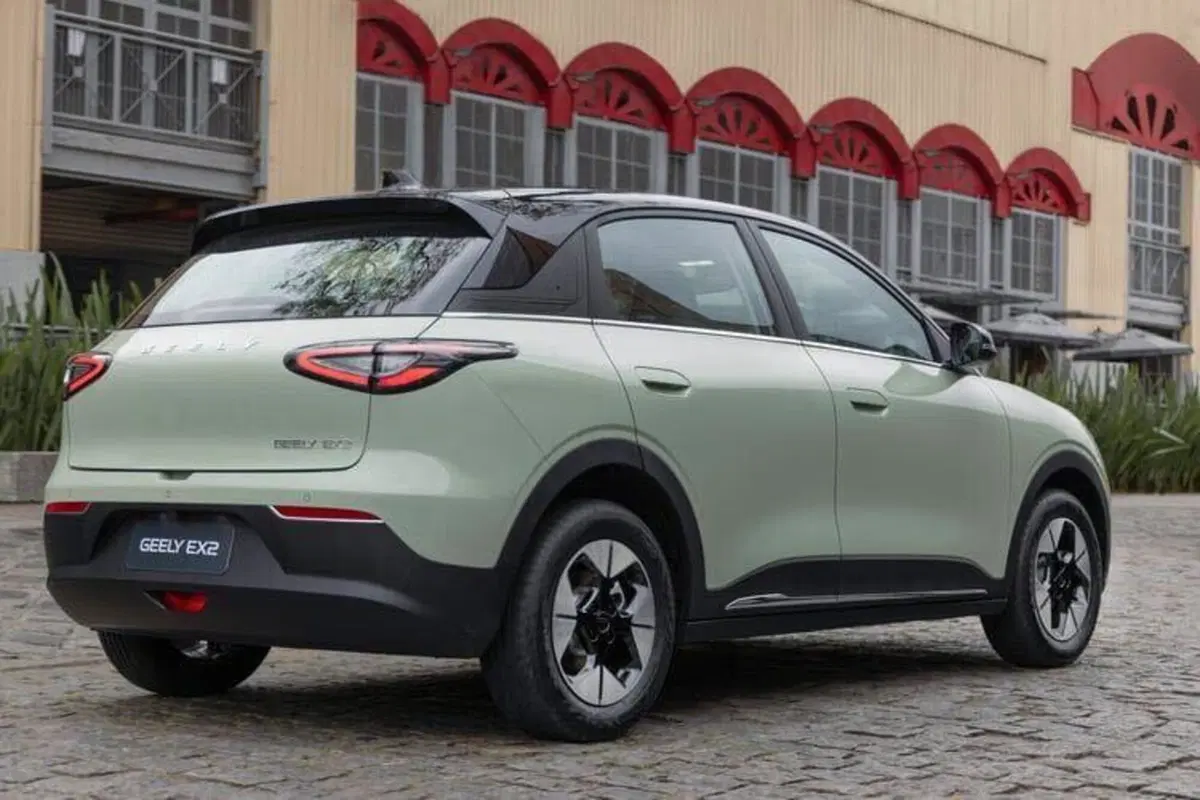 L’auto elettrica più venduta in Cina arriva in Europa a meno di 25.000 euro: ecco la Geely EX2 (10)