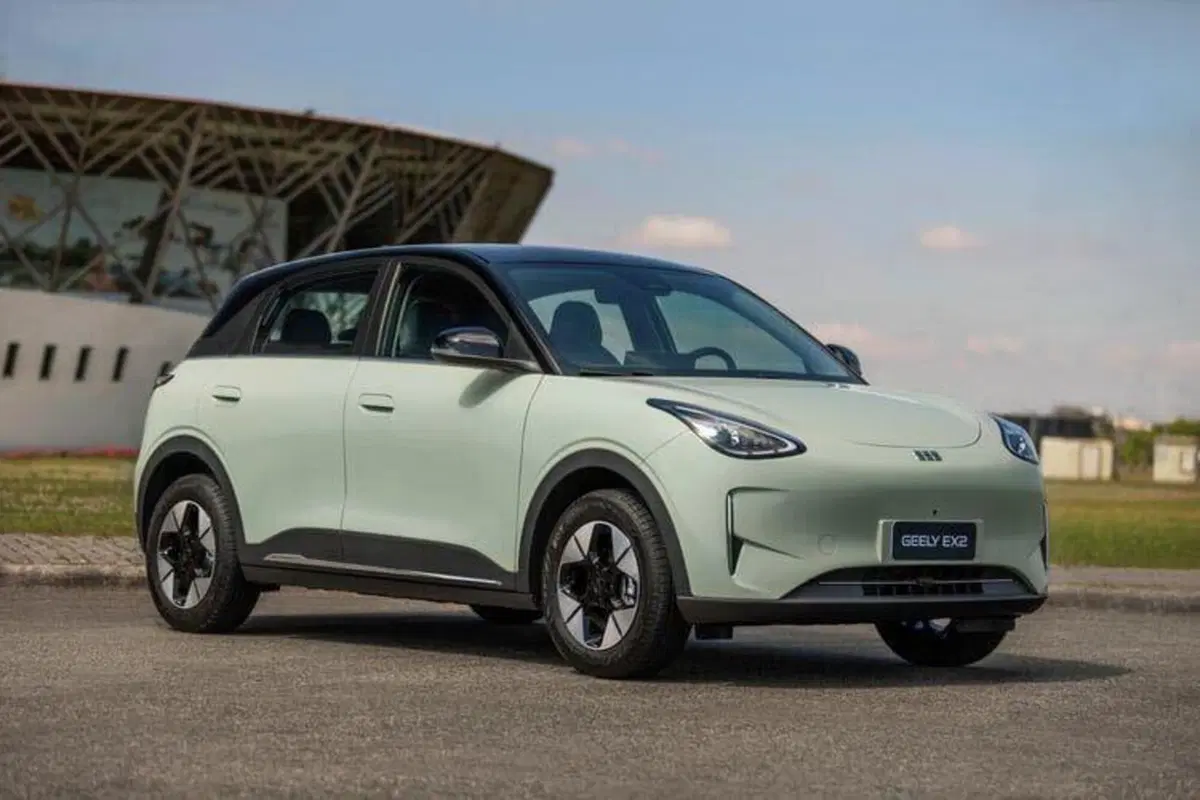 L’auto elettrica più venduta in Cina arriva in Europa a meno di 25.000 euro: ecco la Geely EX2 (13)
