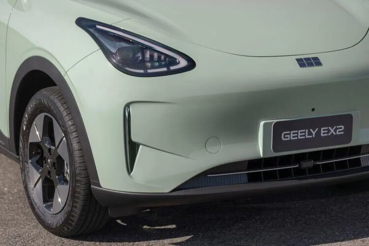 L’auto elettrica più venduta in Cina arriva in Europa a meno di 25.000 euro: ecco la Geely EX2 (14)