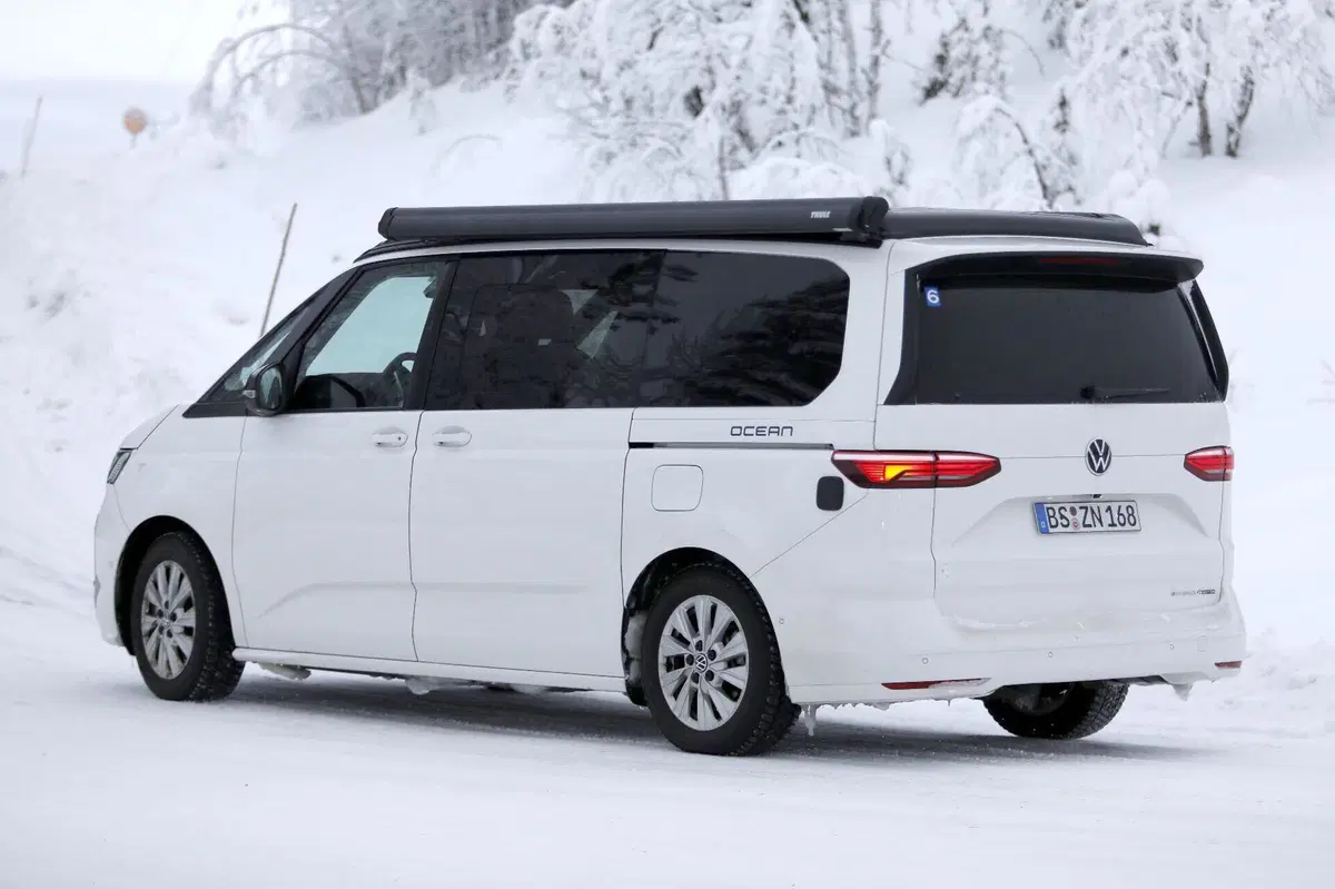 Volkswagen T7, primo facelift in arrivo: nuove luci, infotainment MIB4 e adeguamento per l’Euro 7 (11)