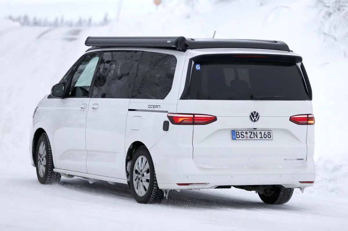 Volkswagen T7, primo facelift in arrivo: nuove luci, infotainment MIB4 e adeguamento per l’Euro 7 (13)