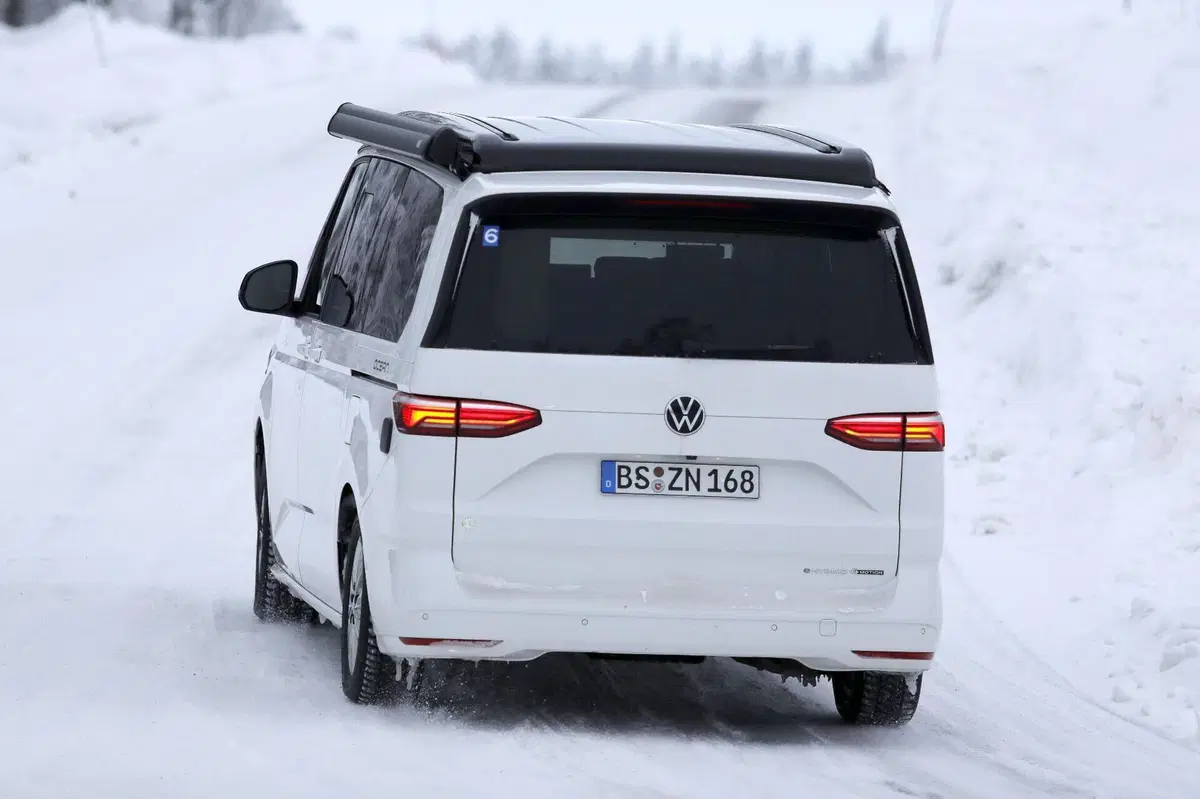 Volkswagen T7, primo facelift in arrivo: nuove luci, infotainment MIB4 e adeguamento per l’Euro 7 (15)