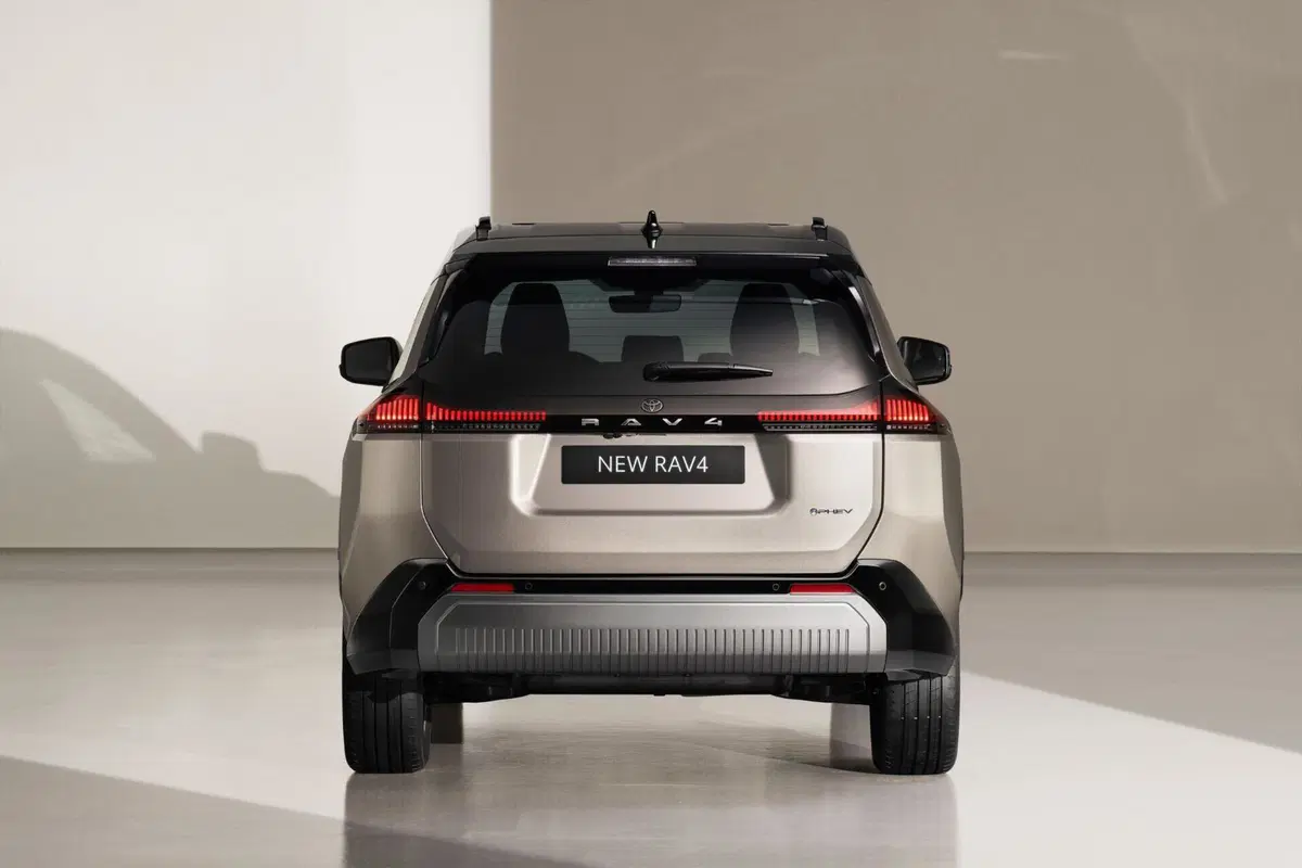 Toyota RAV4: la sesta generazione è tutta nuova (13)