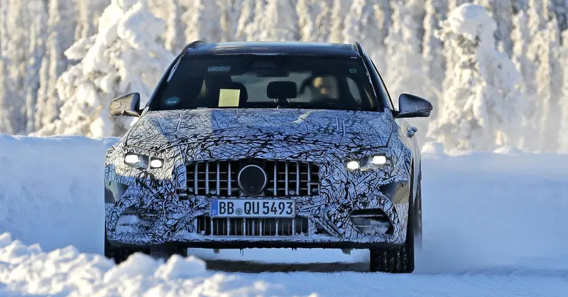 Mercedes-AMG C43 2026: il facelift introduce le luci a stella e aggiorna tecnologia e interni
