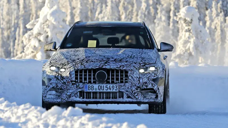 Mercedes-AMG C43 2026: il facelift introduce le luci a stella e aggiorna tecnologia e interni