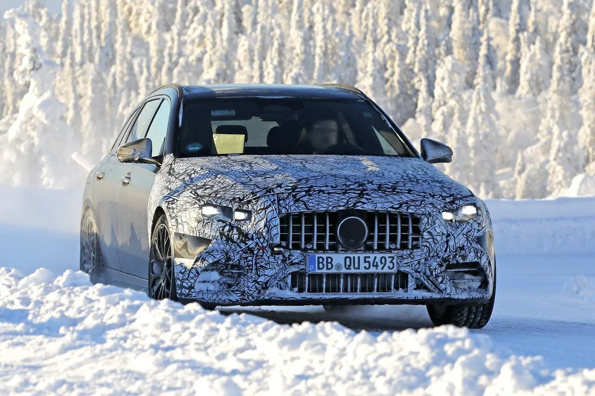 Mercedes-AMG C43 2026: il facelift introduce le luci a stella e aggiorna tecnologia e interni (2)