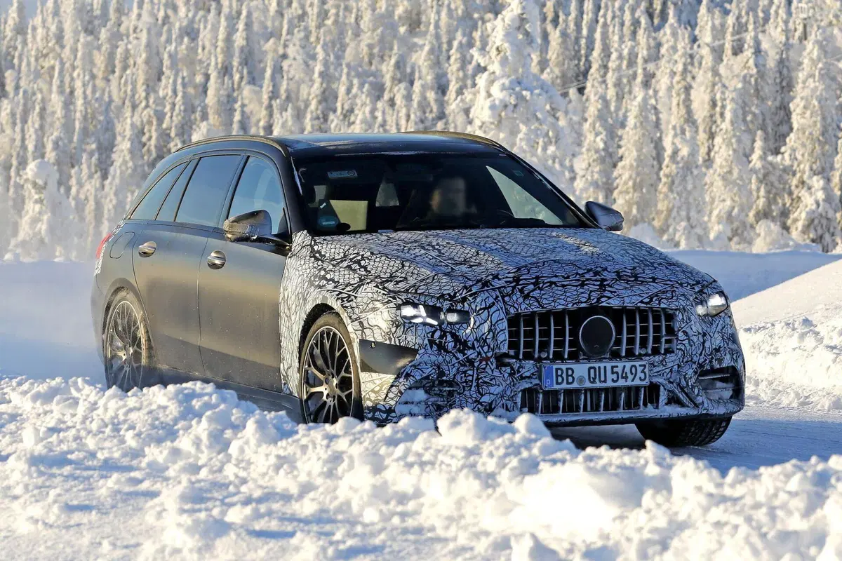 Mercedes-AMG C43 2026: il facelift introduce le luci a stella e aggiorna tecnologia e interni (3)