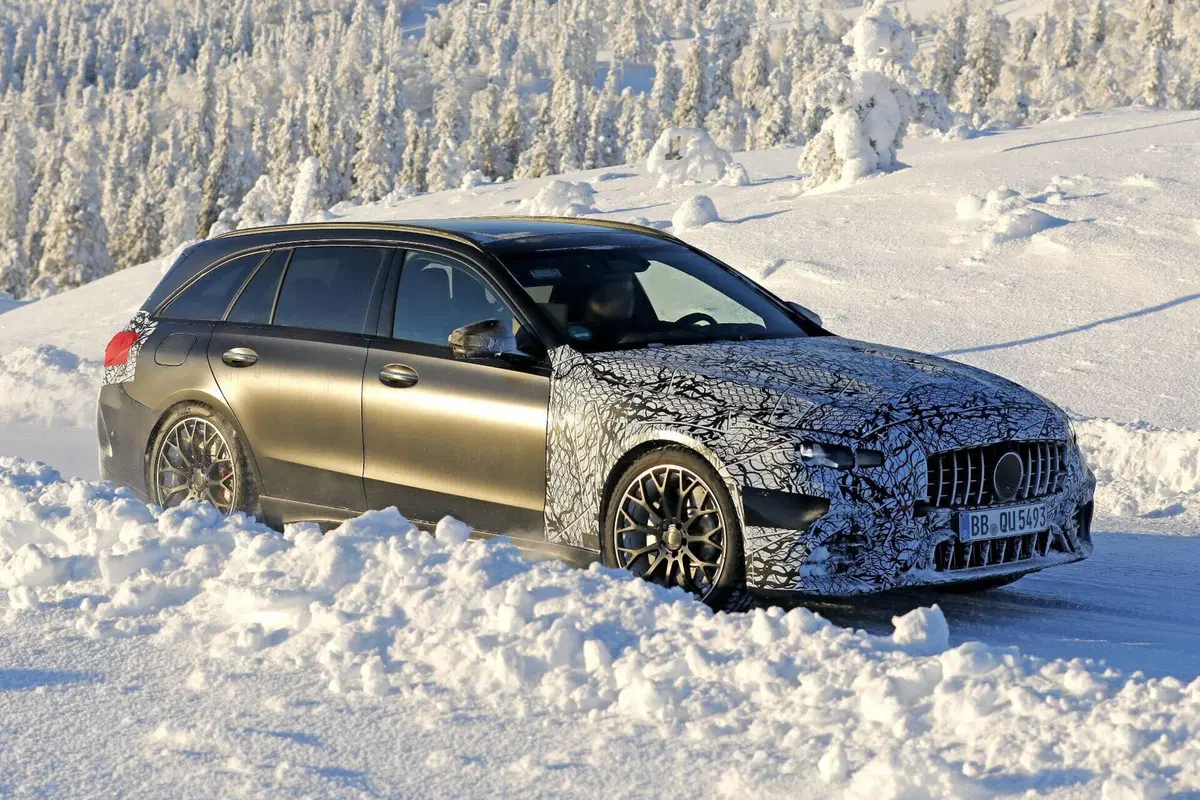 Mercedes-AMG C43 2026: il facelift introduce le luci a stella e aggiorna tecnologia e interni (4)