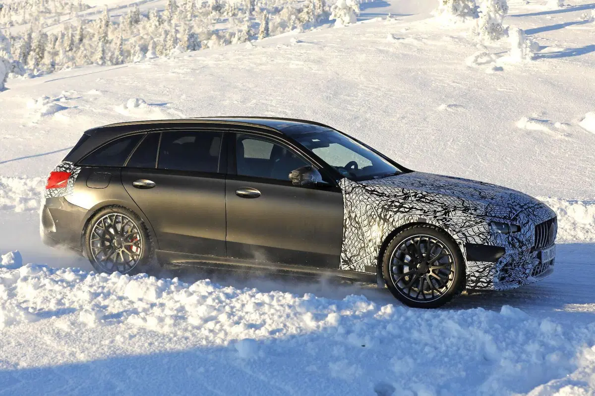 Mercedes-AMG C43 2026: il facelift introduce le luci a stella e aggiorna tecnologia e interni (5)