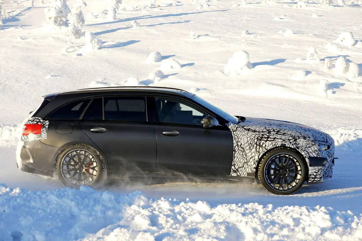 Mercedes-AMG C43 2026: il facelift introduce le luci a stella e aggiorna tecnologia e interni (6)