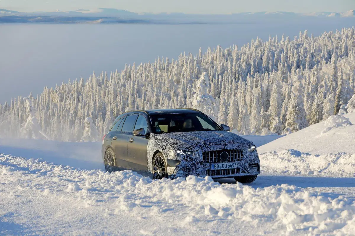 Mercedes-AMG C43 2026: il facelift introduce le luci a stella e aggiorna tecnologia e interni (10)
