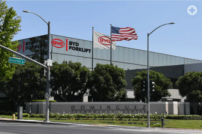 Fabbrica BYD di carrelli elevatori in California