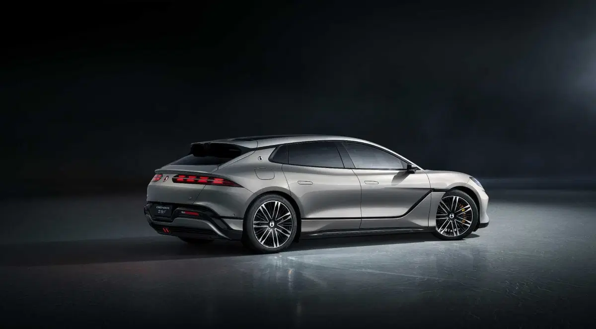BYD Denza Z9 GT 2026: la berlina cinese da 1.140 CV che sfida Porsche Panamera  (7)