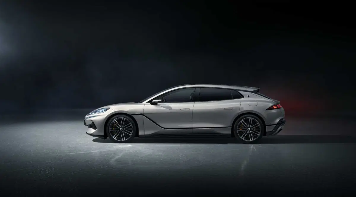 BYD Denza Z9 GT 2026: la berlina cinese da 1.140 CV che sfida Porsche Panamera  (11)