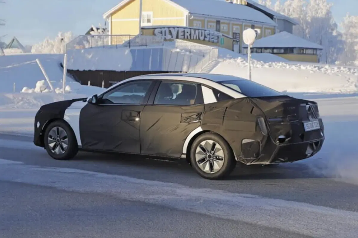 Hyundai Elantra 2026: la berlina coreana sfida il trend elettrico con design futuristico e motori termici (2)