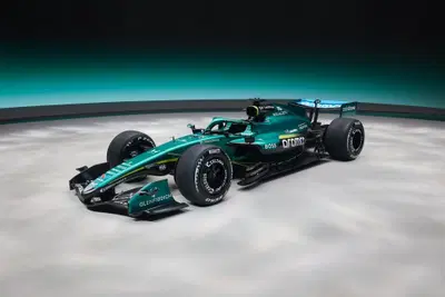 F1 2026, Aston Martin AMR26: svelata la prima monoposto di Adrian Newey alla World Centre of Culture