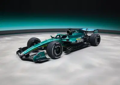 F1 2026, Aston Martin AMR26: svelata la prima monoposto di Adrian Newey alla World Centre of Culture