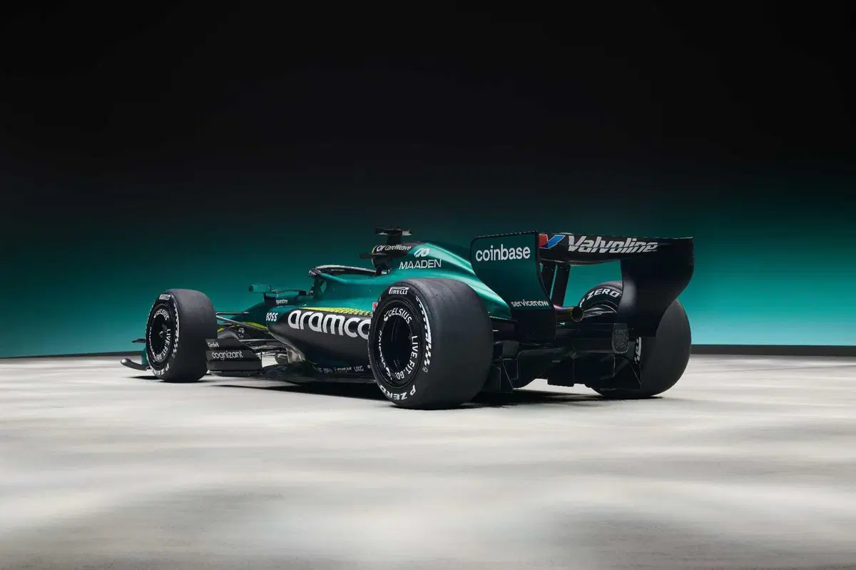 F1 2026, Aston Martin AMR26: svelata la prima monoposto di Adrian Newey alla World Centre of Culture