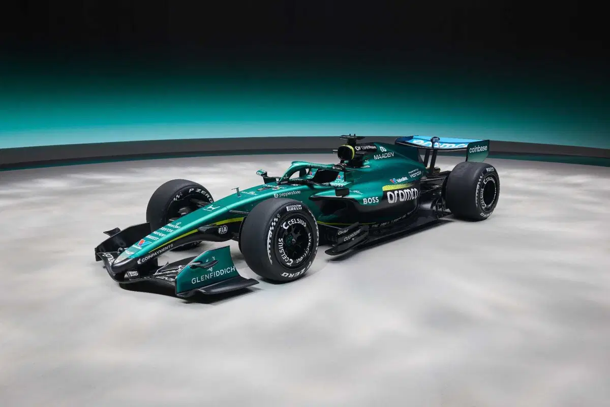 F1 2026, Aston Martin AMR26: svelata la prima monoposto di Adrian Newey alla World Centre of Culture (2)