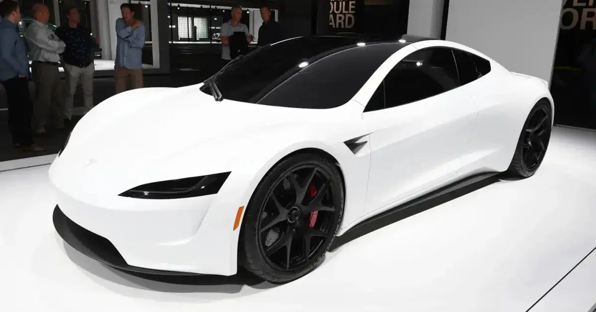Tesla Roadster, l&rsquo;attesa sta per finire: reveal in pista ad aprile dopo oltre dieci anni di sviluppo